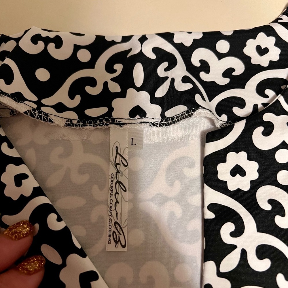 Lulu-B UPF Cooling Fabric Short Sleeve Split V-Neck Black White Print Large NWT - Picture 2 of 10